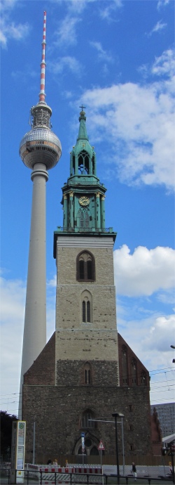 st_marienkirche_and_berliner_fernsehturm