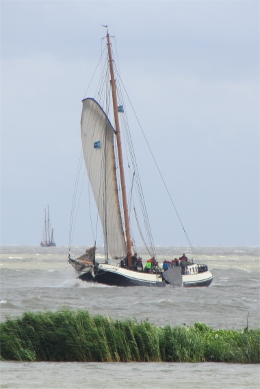 barge_approaching_hoorn