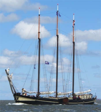 tall_ship_sailing_down_waddenzee